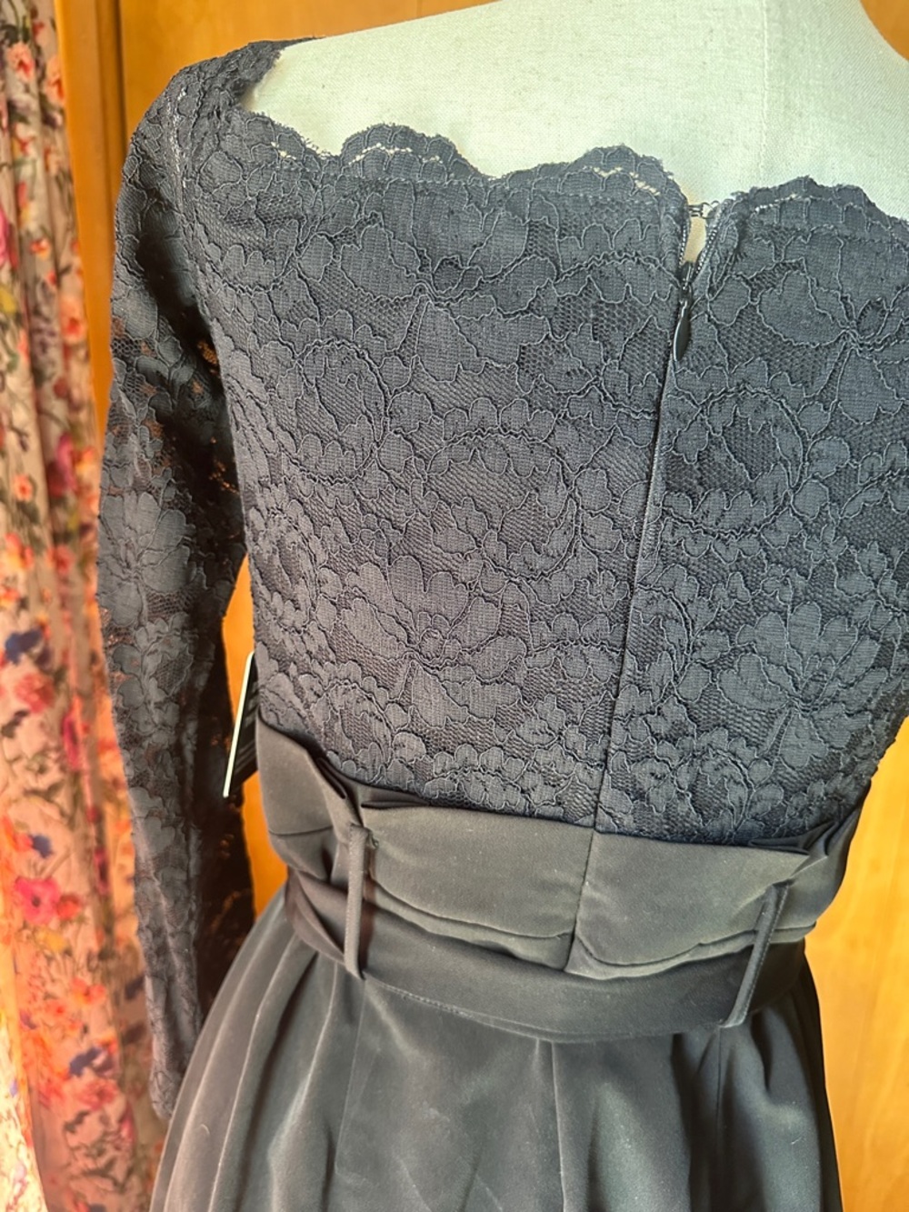 Elegant Black Lace Long-Sleeve Evening jumpsuit - Picture 12 of 15